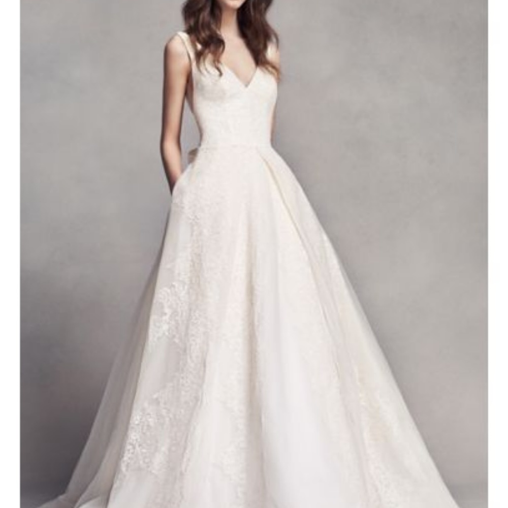 VERA WANG WHITE 'PLEATED V NECK